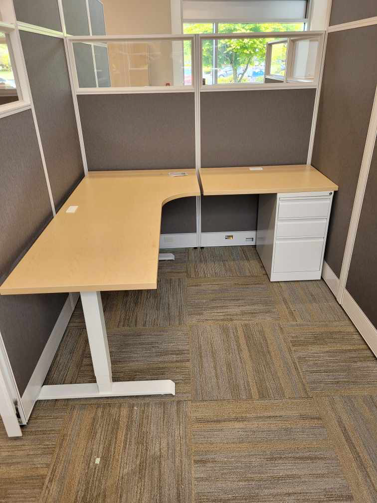 Straight front w/extended corner height adjustable desk with disconnected fixed height return
