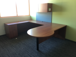 Reverse-P Desk, Fixed Height, with Standard Bridge, Return and Overhead Cabinet with Tackboard